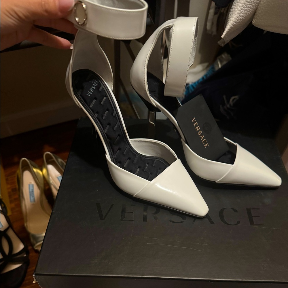 Never been worn. I have the box and the dust bag. Everything!